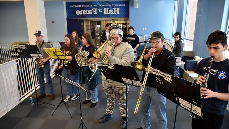 The Penn State 阿尔图纳 pep band plays at a home men’s basketball game in February.